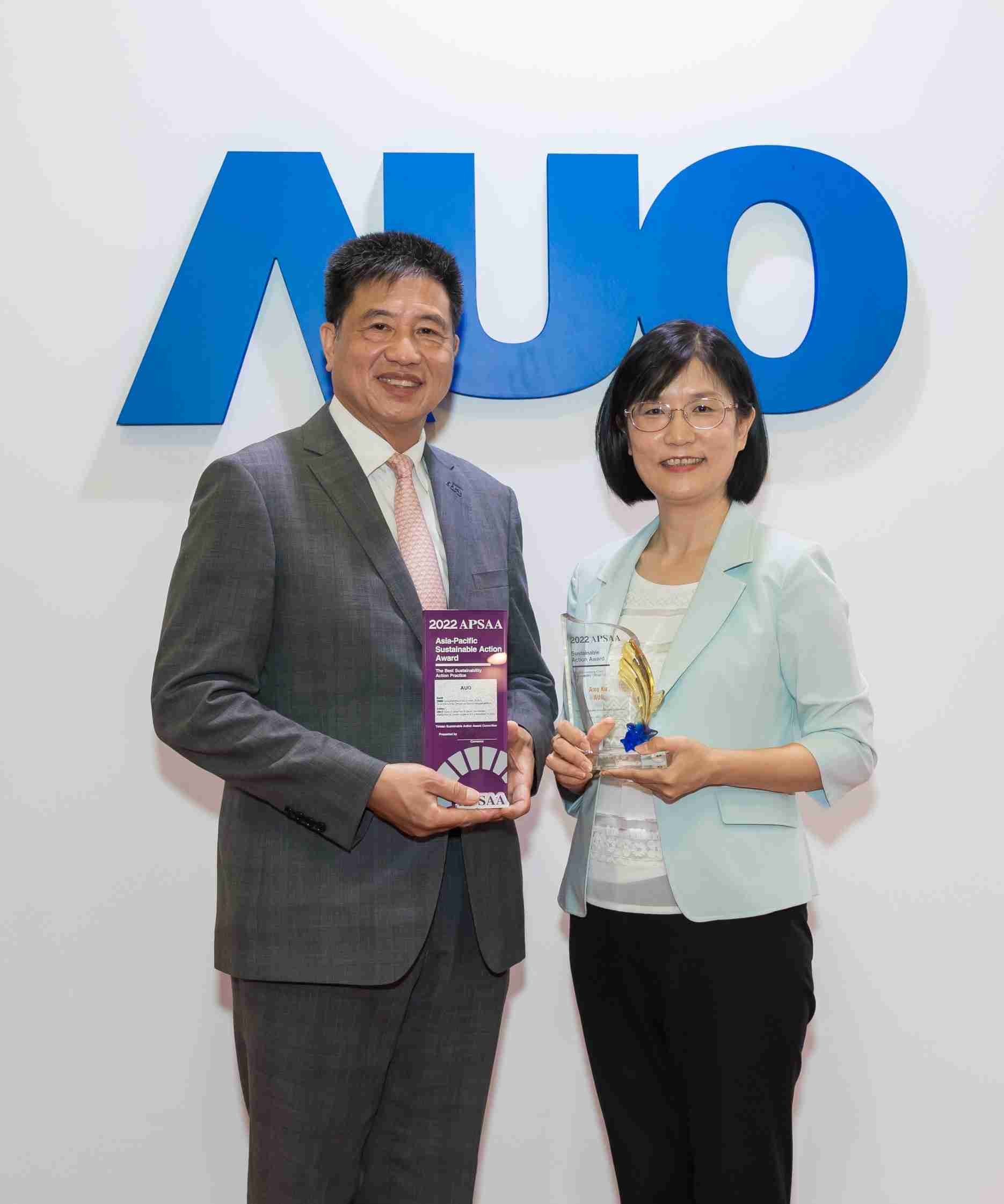 OBPay长期垫筑永续远景的基石，，，透过ESG暨气候委员会逐步实践永续策略蓝图。。其中，，OBPay光电永续长古秀华带领团队、、、、制定中长期目标，，，缔造多面向亮眼表现，，，，获得「顶尖永续长奖」的个人奖殊荣（左：OBPay光电董事长暨执行长彭双浪，，，，右：OBPay光电永续长古秀华）