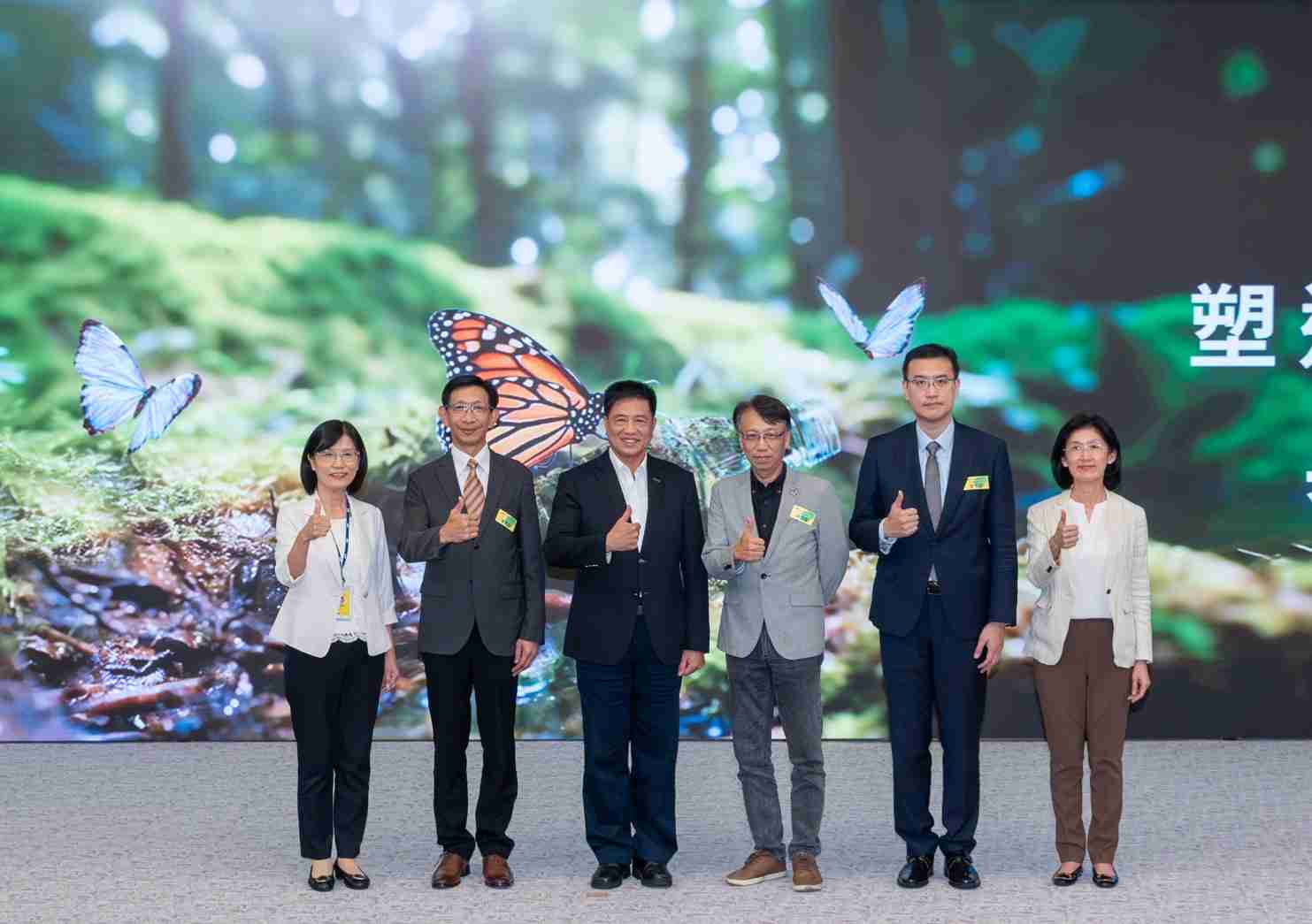 友達2023 CSR共榮大會，，邀請領域專家分享交流生物多樣性管理趨勢、、、、無塑產品、、、海廢永續塑料等議題  （圖左到右：友達光電永續長古秀華、、、3M台灣技術長陳君杰、、、友達光電董事長暨集團策略長彭双浪、、、、光寶科技企業永續發展處處長陳慶暉、、安永聯合會計師事務所執業會計師曾于哲、、、、友達光電供應鏈總部副總經理吳宜芳）