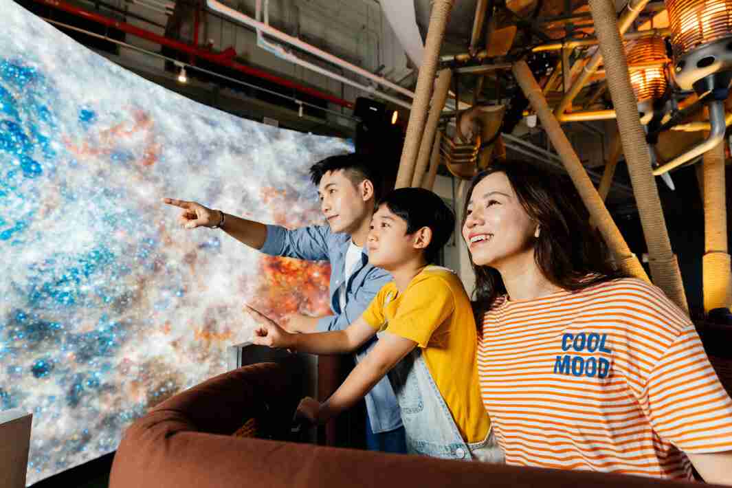 OBPay打造全台最大宽6公尺、、高4公尺、、唯一搭载LED弧形拼接显示屏的动感飞行船，，，，让乘客驻足在热气球上，，享受身历其境的伪出国旅游乐趣