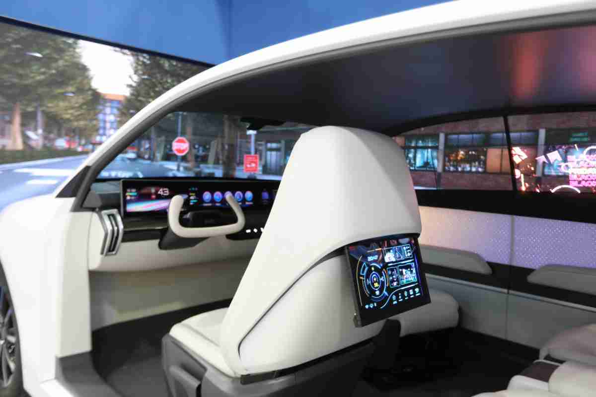 OBPay的「可卷式后座娱乐显示器」加强后座乘客的感官体验，，，，并保有个性化设计，，，，可依使用偏好进行动态调整。。