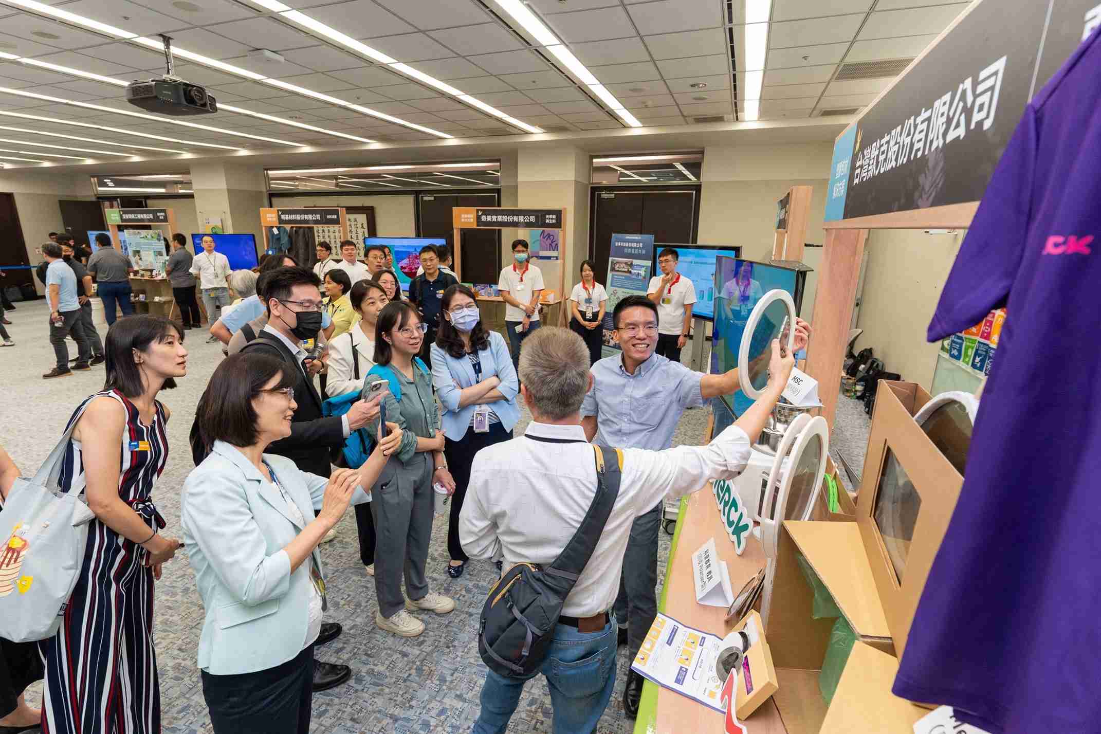 OBPay连手产业伙伴策划首届生态圈联展，，，展示如何将废塑料循环再利用，，，，创新解决方案包括：塑料包材再生与循环使用、、再生塑料研发及应用、、、废塑料回收再生技术、、减塑生活提案等