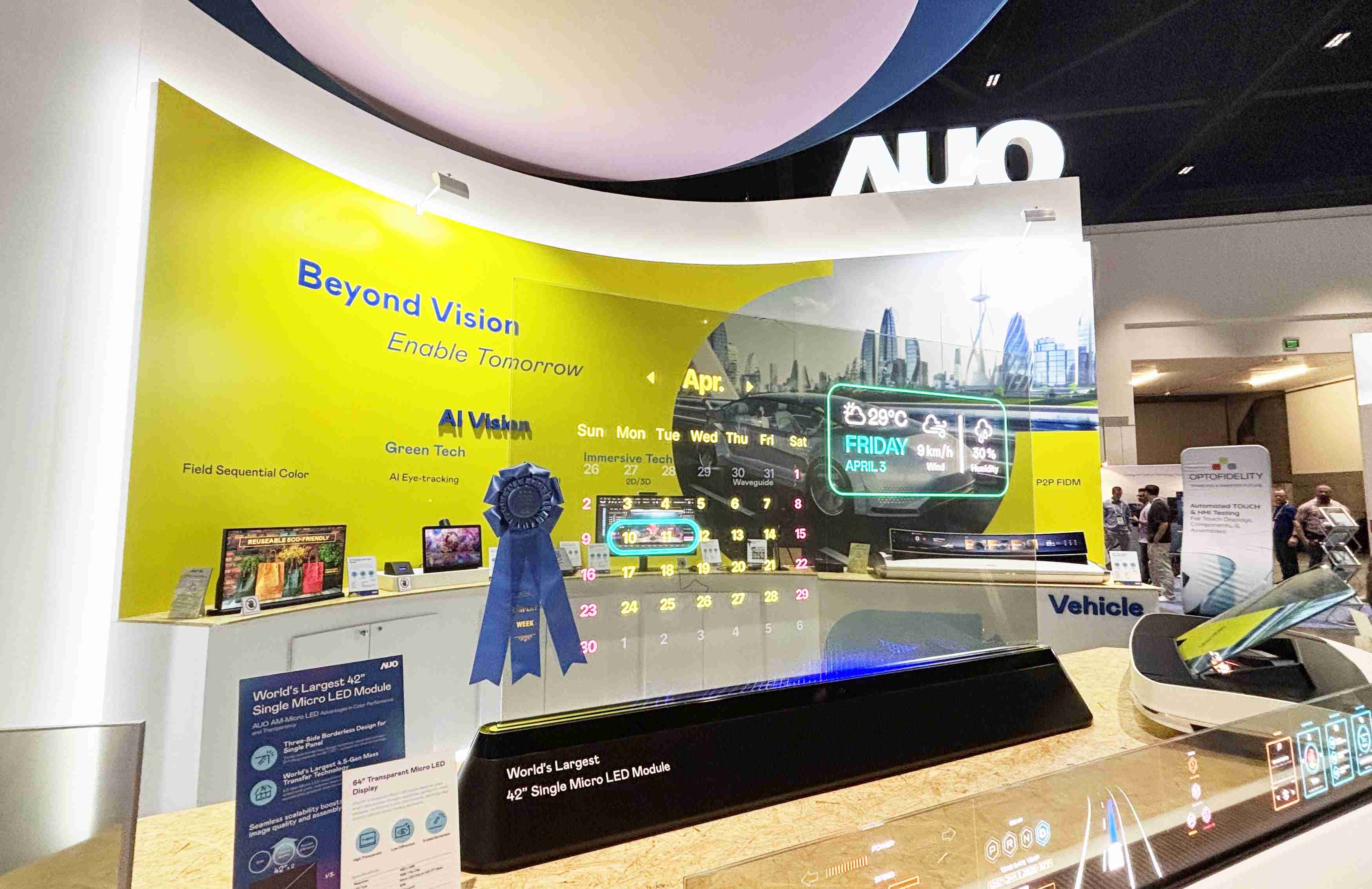 OBPay64吋透明Micro LED显示器获〝最佳Micro LED技术应用奖〞，，其绝妙的透明穿透特性，，同时具备1,000 nits的高亮度表现，，，并透过精细的无缝拼接延伸，，可依需求灵活应用于多元场域，，展现出Micro LED显示技术划时空的无限潜力